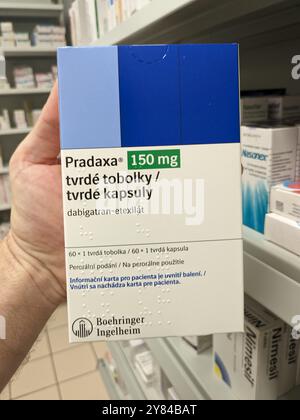 Prag, Tschechische Republik-28. August 2024: PRADAXA-Packung mit dem Wirkstoff Dabigatranetexilat von Boehringer Ingelheim, zur Behandlung von Schlaganfällen Stockfoto