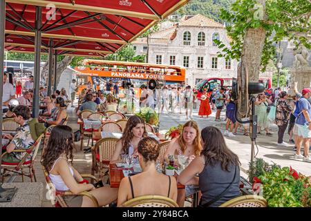 Dubrovnik Kroatien, Altstadt, Brsalje Street plaza Terrace, Dubravka 1836 Restaurant & Cafe, Tische Sonnenschirme im Freien, Männer Frauen Paare, Familien Stockfoto