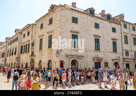 Dubrovnik Kroatien, Altstadt, Stradun Placa Kalkstein gepflasterte Hauptfußgängerpromenade, Poljana Paska Milicevica, einheitliche Gebäude, Geschäft im Erdgeschoss Stockfoto