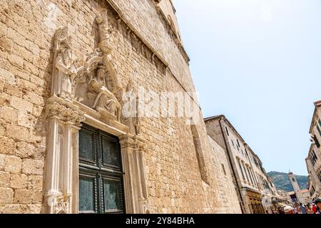 Dubrovnik Kroatien, Altstadt, Stradun Placa Kalkstein gepflasterte Hauptfußgängerpromenade, Franziskanerkloster und Kloster, Franjevacki Samostan Stockfoto