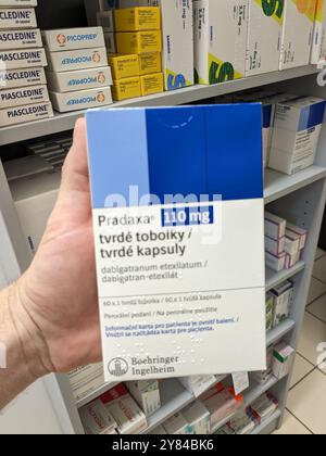 Prag, Tschechische Republik-28. August 2024: PRADAXA-Packung mit dem Wirkstoff Dabigatranetexilat von Boehringer Ingelheim, zur Behandlung von Schlaganfällen Stockfoto