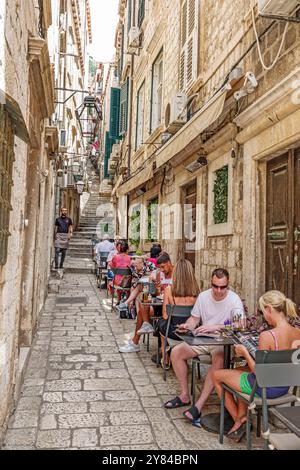 Dubrovnik Kroatien, Altstadt, Zamanjina ulica Straße, Kalkstein gepflasterte enge Fußgängerzone, Castello Restaurant, al Fresco Tische, Männer Frauen Paar Stockfoto