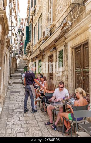 Dubrovnik Kroatien, Altstadt, Zamanjina ulica Straße, Kalkstein gepflasterte enge Fußgängerzone, Castello Restaurant, al Fresco Tische, Männer Frauen Paar Stockfoto