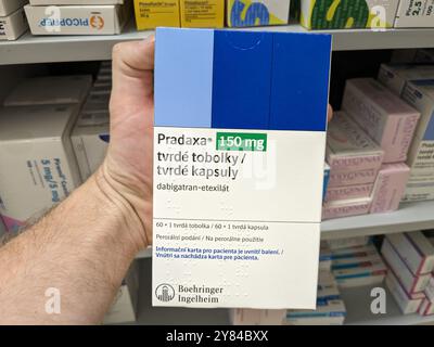 Prag, Tschechische Republik-28. August 2024: PRADAXA-Packung mit dem Wirkstoff Dabigatranetexilat von Boehringer Ingelheim, zur Behandlung von Schlaganfällen Stockfoto
