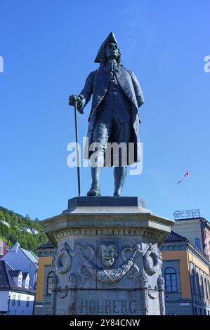 Ludvig Holberg Statue auf einem Sockel vor historischen Gebäuden an einem sonnigen Tag, Bergen, Vestland, Norwegen, Europa Stockfoto