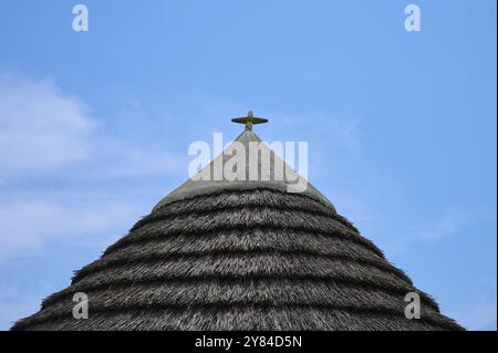 Traditionelles Strohdach vor einem klaren blauen Himmel mit hellen Wolken, Sommer, Saintes-Maries-de-la-Mer, Camargue, Frankreich, Europa Stockfoto