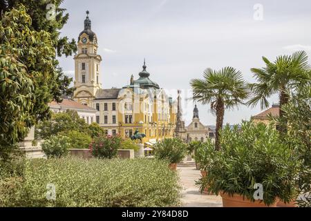 Historisches Stadtzentrum und zentraler Platz mit alten historischen Gebäuden. Der Szechenyi-Platz im Zentrum der fünfkirchlichen Stadt zeigt die historische Heldin Stockfoto