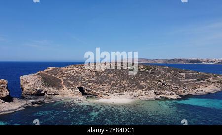 Comino, Malta 29.05.2024 - schöner weißer Sandstrand auf der unbewohnten Insel Cominotto und der Blauen Lagune Comino, Malta. Luftaufnahme. Hochwertige Fotos Stockfoto