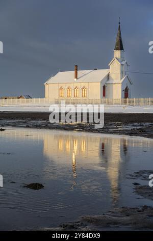 Kirche am Morgen Licht, bewölkte Stimmung, Strand, Meer, Winter, Nesseby Church, Varanger Peninsula, Norwegen, Europa Stockfoto