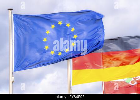 Schwenkende Flagge der Europäischen Union, deutsche Flagge Stockfoto