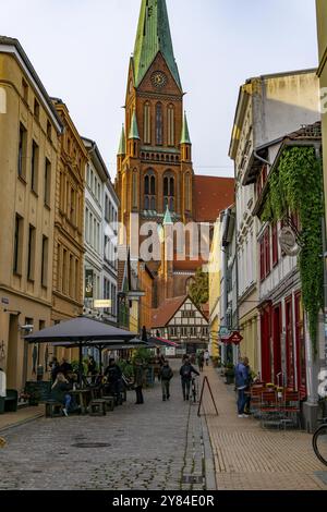 Die historische Altstadt von Schwerin, Buschstraße, Gasse mit vielen Restaurants, St.-Marien-Dom zu Schwerin, Mecklenburg-Vorpommern, Deutschland, Europa Stockfoto