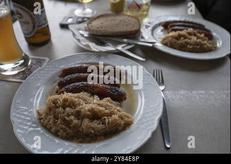 Würstchen mit Sauerkraut und Brot werden in einem fränkischen Restaurant in Bayern, Deutschland, Europa serviert Stockfoto