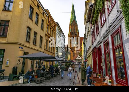 Die historische Altstadt von Schwerin, Buschstraße, Gasse mit vielen Restaurants, St.-Marien-Dom zu Schwerin, Mecklenburg-Vorpommern, Deutschland, Europa Stockfoto