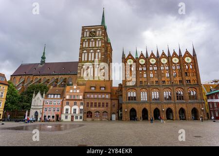 Die historische Altstadt von Stralsund, UNESCO-Weltkulturerbe, Rathaus, Türme der Nikolaikirche, Alter Markt, Mecklenburg-Vorpommern, Deutschland, Stockfoto