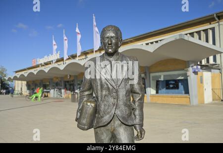 Skulptur L'Emigrante, der Emigrante von Quinto Provenziani vor dem Hauptbahnhof Wolfsburg, Niedersachsen, Deutschland, Europa Stockfoto