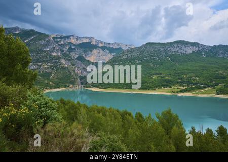 Berglandschaft mit Stausee Lac de Sainte-Croix und baumbewachsenen Hängen, Sommer, Lac de Sainte-Croix, regionaler Naturpark Verdon, Alpe Stockfoto