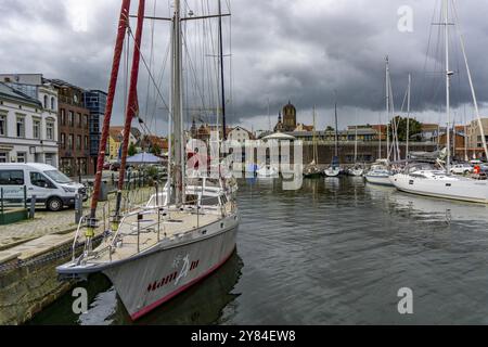 Stralsund, Segelboote im Querkanal, Altstadt, Mecklenburg-Vorpommern, Deutschland, Europa Stockfoto