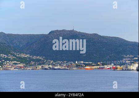 Stadtblick auf die Küste, Hafen mit Bergen im Hintergrund und ruhiges Wasser im Vordergrund, Bergen, Vestland, Norwegen, Europa Stockfoto