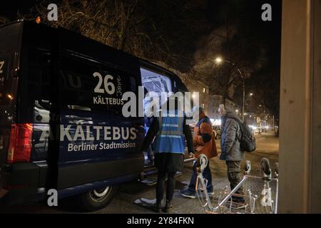 Deutschland, Berlin, 25. November 2018, Berlin City Mission Kaltbus, U-Bahnstation Amrumer Straße, Obdachlose in den Bus, City Mission e Stockfoto