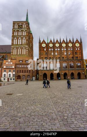 Die historische Altstadt von Stralsund, UNESCO-Weltkulturerbe, Rathaus, Türme der Nikolaikirche, Alter Markt, Mecklenburg-Vorpommern, Deutschland, Stockfoto