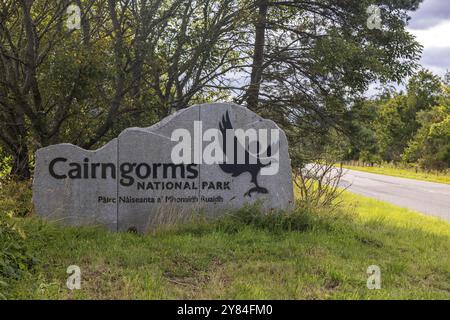 Beschilderung am Straßenrand, Cairngorms National Park, Grantown-on-Spey, Highlands, Schottland, Großbritannien Stockfoto