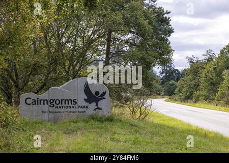 Beschilderung am Straßenrand, Cairngorms National Park, Grantown-on-Spey, Highlands, Schottland, Großbritannien Stockfoto