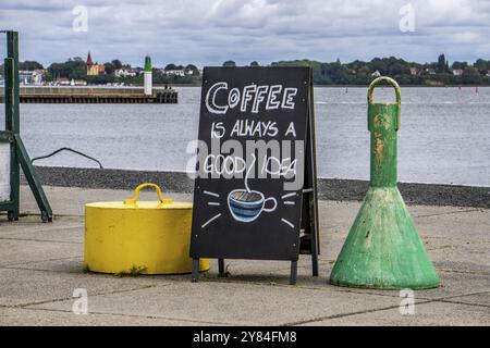 Werbeschild für ein Café am Stadthafen Stralsund, Kaffee ist immer eine gute Idee, Mecklenburg-Vorpommern, Deutschland, Europa Stockfoto