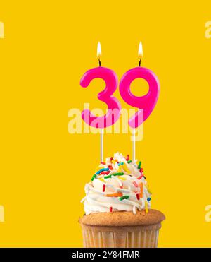 Geburtstagskarte mit rosa Kerzen und Cupcake - Nummer 39 Stockfoto