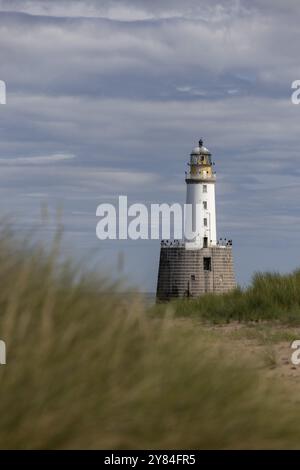 Leuchtturm im Meer, Rattray Head Lighthouse, Peterhead, Aberdeenshire, Schottland, Großbritannien Stockfoto