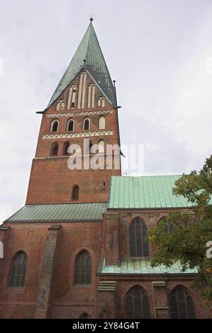 Die St. Johanniskirche ist eine fünfschiffige Hallenkirche aus dem 14. Jahrhundert und zählt zu den schönsten Beispielen norddeutscher Backsteingotik Stockfoto