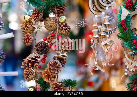 Mehrfarbige Neujahrsgirlanden zum Verkauf auf dem Straßenmarkt Stockfoto