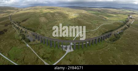 Ribblehead Viaduct, Eisenbahnviadukt in den Yorkshire Dales, Drohnenbild, Carnforth, England, Großbritannien Stockfoto