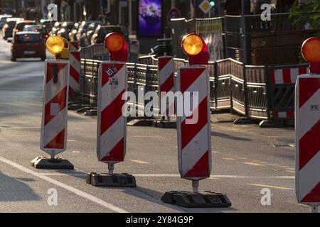 Verkehr, Baustellen im Abendlicht, Schranken und Warnschilder auf der Fahrbahn, Hamburg, Deutschland, Europa Stockfoto