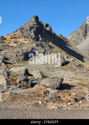 Vestrahorn Berge am berühmten Strand mit spektakulärer Wildnis und isländischer Natur auf der Halbinsel Stokksnes. Atlantikküste am Strand mit felsigen Hügeln, die eine majestätische Landschaft schaffen. Stockfoto