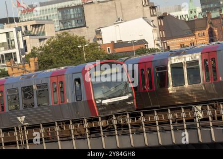 U-Bahn, Hamburger Verkehrsverbund HVV, Nahverkehr, Bahnlinie im Abendlicht mit fahrenden Zügen der U-Bahn-Linie U3 auf der VI Stockfoto