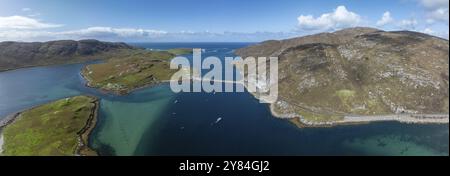 Causeway, Damm nach Vatersay, Drohnenschuss, Caolas, Isle of Barra, Hebriden, Schottland, Großbritannien Stockfoto