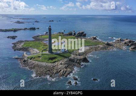 Insel Ile Vierge aus der Vogelperspektive mit Leuchttürmen Phare de l'Ile Vierge, dem alten Leuchtturm von 1845 und dem neuen Leuchtturm von 1902, mit 82, 5 Meter höchsten Stockfoto