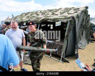 2024 Bray Air Display, Bray, County Wicklow, Irland; Mitglied der Irish Defence Forces mit einem Zuschauer und einer SRAAW, einer Panzerabwehrkanone für kurze Reichweite. Stockfoto