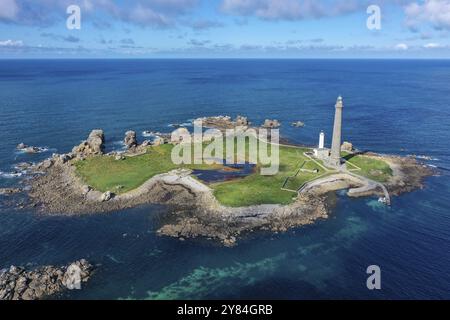 Insel Ile Vierge aus der Vogelperspektive mit Leuchttürmen Phare de l'Ile Vierge, dem alten Leuchtturm von 1845 und dem neuen Leuchtturm von 1902, mit 82, 5 Meter höchsten Stockfoto