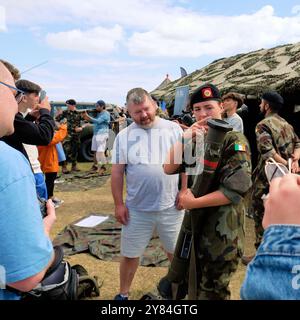 2024 Bray Air Display, Bray, County Wicklow, Irland; Mitglied der Irish Defence Forces mit einem Zuschauer und einer SRAAW, einer Panzerabwehrkanone für kurze Reichweite. Stockfoto