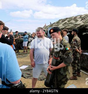 2024 Bray Air Display, Bray, County Wicklow, Irland; Mitglied der Irish Defence Forces mit einem Zuschauer und einer SRAAW, einer Panzerabwehrkanone für kurze Reichweite. Stockfoto