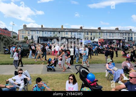 2024 Bray Air Display, Bray, County Wicklow, Irland; Zuschauer erkunden statische Displays und interagieren mit Mitgliedern der irischen Verteidigungskräfte. Stockfoto