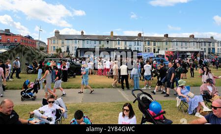 2024 Bray Air Display, Bray, County Wicklow, Irland; Zuschauer erkunden statische Displays und interagieren mit Mitgliedern der irischen Verteidigungskräfte. Stockfoto