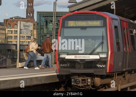 U-Bahn, Hamburger Verkehrsverbund HVV, Nahverkehr, Zug der U-Bahn-Linie U3 am Bahnsteig des Bahnhofs Baumwall, Hamburg, Deutschland, E Stockfoto