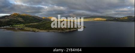 Abendstimmung am Loch Alsh mit Tulach Ard Hill, Drohnenschuss, Reraig, Kyle, Schottland, Großbritannien Stockfoto