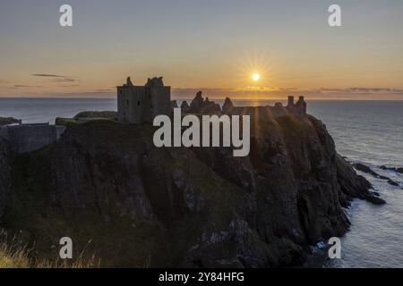 Dunnottar Castle, Burgruinen bei Sonnenaufgang auf den Klippen, Stonehaven, Aberdeenshire, Schottland, Großbritannien Stockfoto