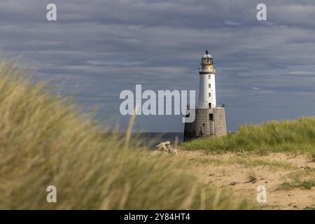 Leuchtturm im Meer, Rattray Head Lighthouse, Peterhead, Aberdeenshire, Schottland, Großbritannien Stockfoto