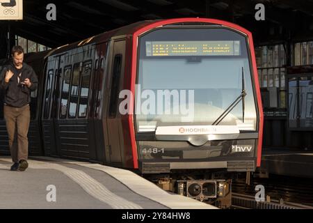 U-Bahn, Hamburger Verkehrsverbund HVV, Nahverkehr, Zug der U-Bahn-Linie U3 am Bahnsteig des Bahnhofs Baumwall, Hamburg, Deutschland, E Stockfoto