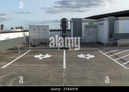 Mobilität, E-Charging Hamburg, Ladestation, Ladestation für Elektrofahrzeuge auf dem Parkdeck des MediaMarkt Tech Village, Hamburg, Germa Stockfoto