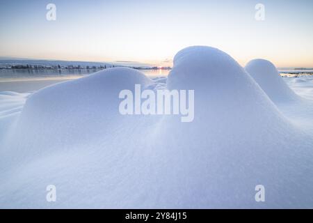 Winterlandschaft mit schneebedeckten Hügeln und einem gefrorenen See bei Sonnenuntergang, Seegarten, Allensbach, Bodensee, Baden-Wuerttemberg, Deutschland, Europa Stockfoto